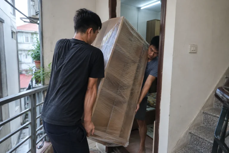 Ảnh minh họa cho bài Cách chuyển đồ cồng kềnh qua cửa nhỏ